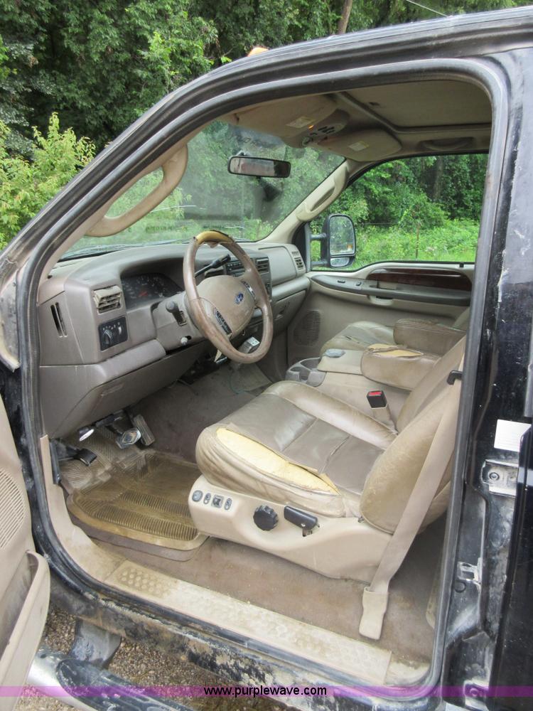 image for item AO9084 2003 Ford F350 Super Duty Lariat Crew Cab pickup truck