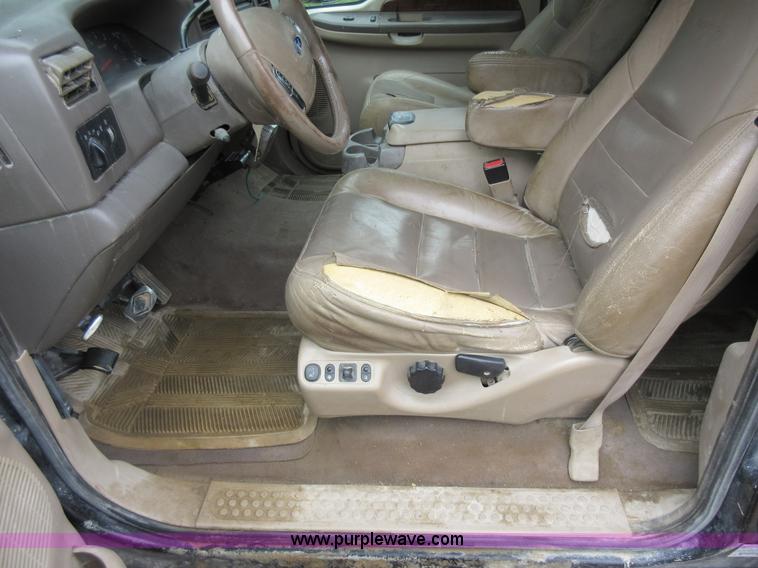 image for item AO9084 2003 Ford F350 Super Duty Lariat Crew Cab pickup truck