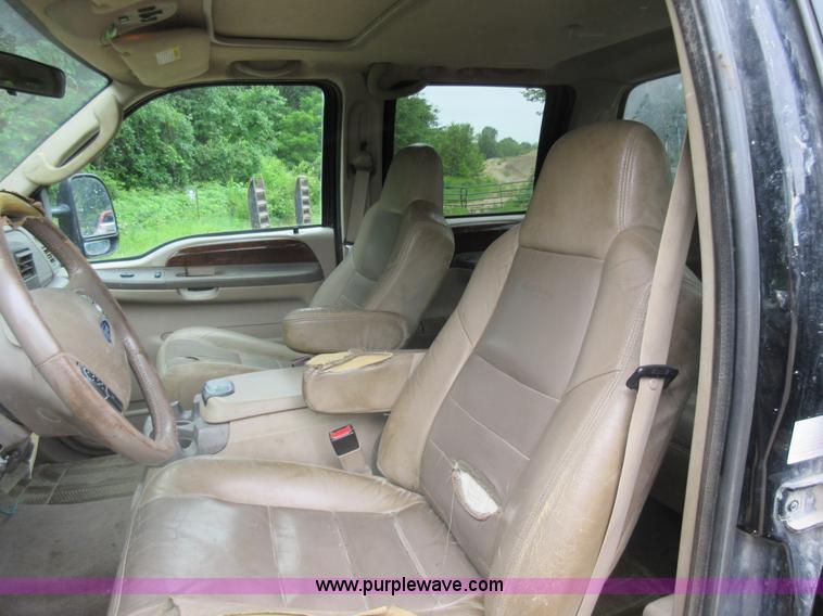 image for item AO9084 2003 Ford F350 Super Duty Lariat Crew Cab pickup truck