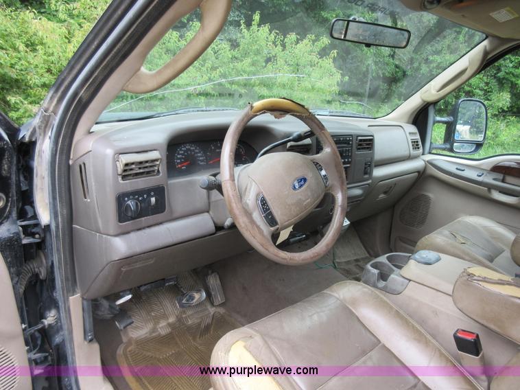 image for item AO9084 2003 Ford F350 Super Duty Lariat Crew Cab pickup truck