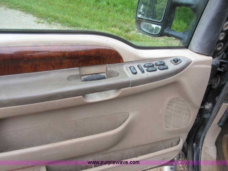 image for item AO9084 2003 Ford F350 Super Duty Lariat Crew Cab pickup truck