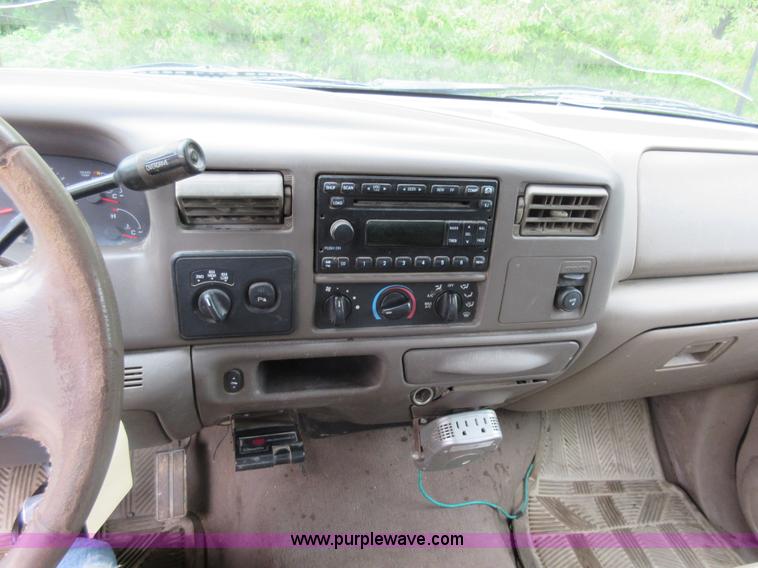 image for item AO9084 2003 Ford F350 Super Duty Lariat Crew Cab pickup truck