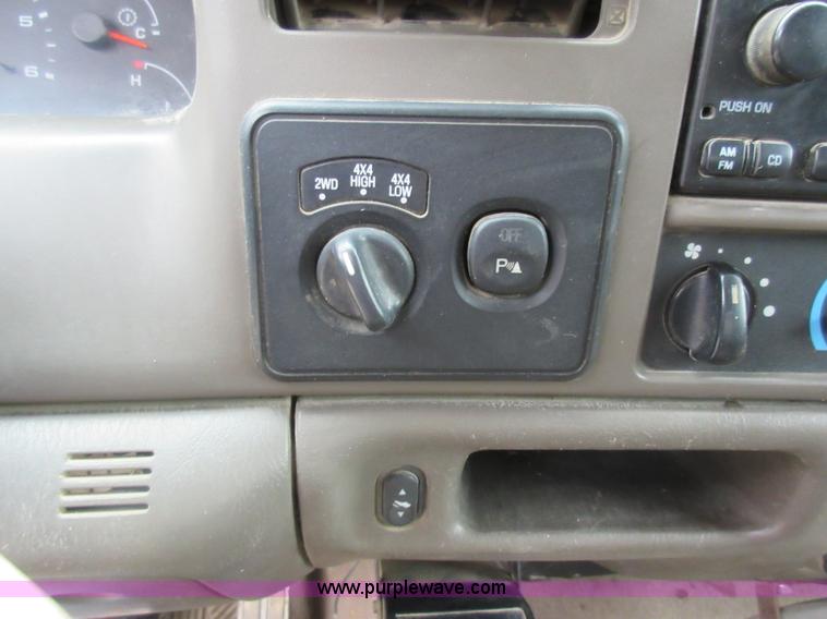 image for item AO9084 2003 Ford F350 Super Duty Lariat Crew Cab pickup truck