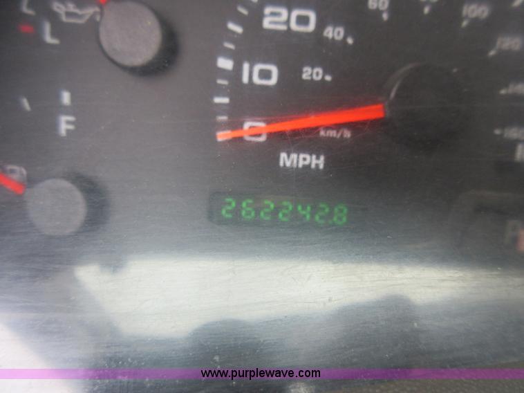 image for item AO9084 2003 Ford F350 Super Duty Lariat Crew Cab pickup truck