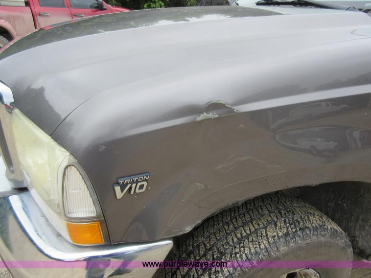 image for item AO9088 2002 Ford F350 Super Duty Lariat Crew Cab pickup truck