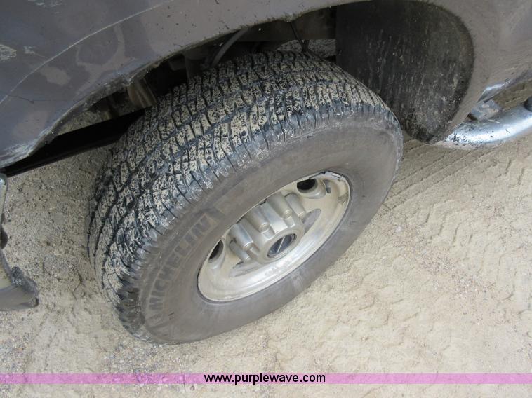 image for item AO9088 2002 Ford F350 Super Duty Lariat Crew Cab pickup truck