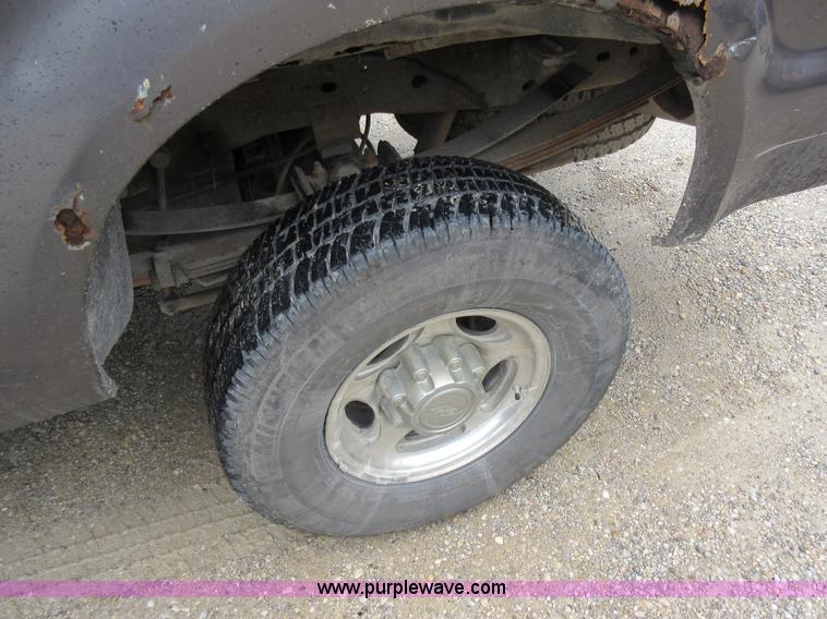 image for item AO9088 2002 Ford F350 Super Duty Lariat Crew Cab pickup truck