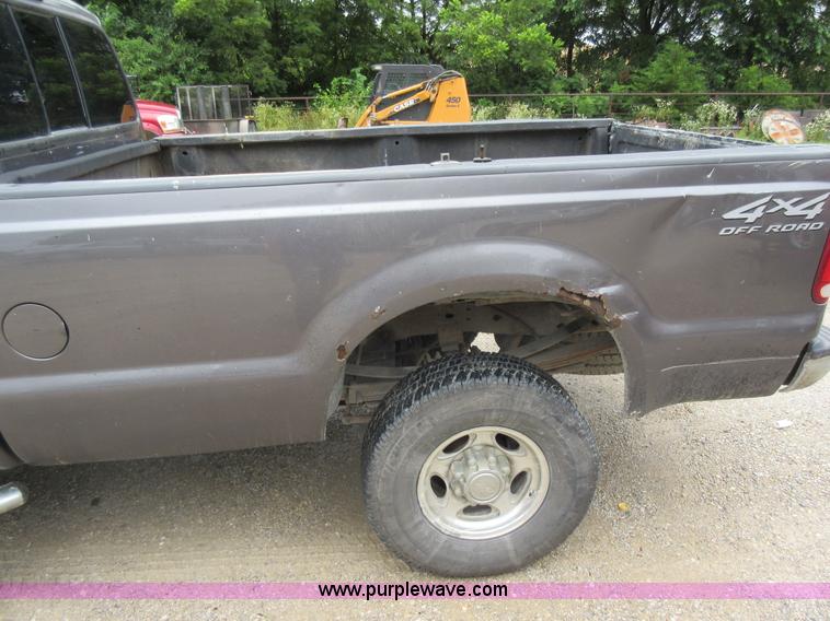 image for item AO9088 2002 Ford F350 Super Duty Lariat Crew Cab pickup truck