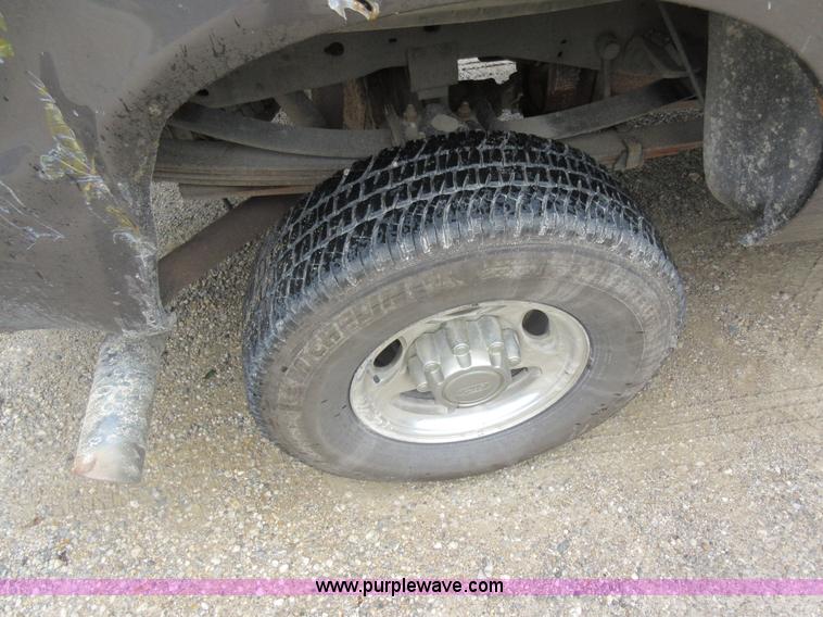 image for item AO9088 2002 Ford F350 Super Duty Lariat Crew Cab pickup truck