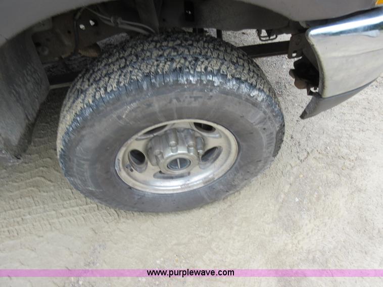 image for item AO9088 2002 Ford F350 Super Duty Lariat Crew Cab pickup truck