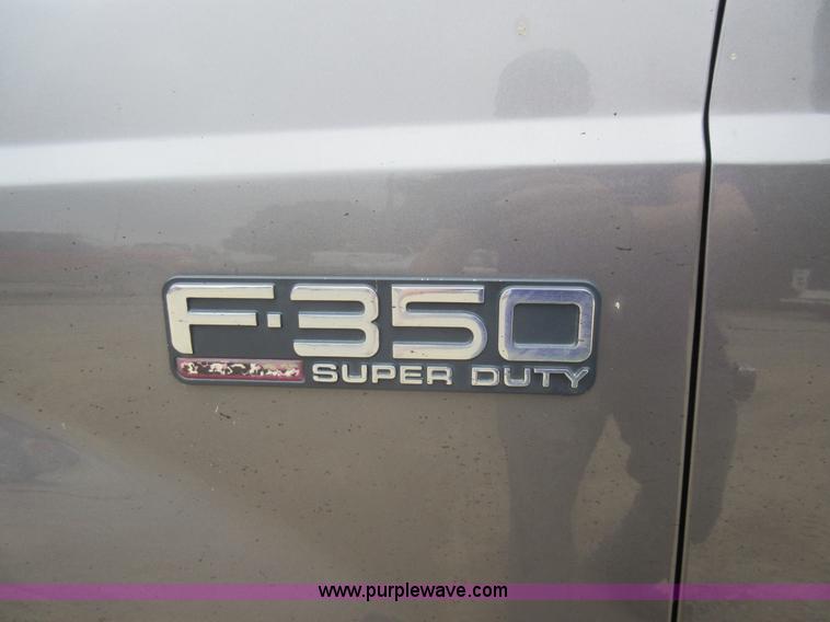 image for item AO9088 2002 Ford F350 Super Duty Lariat Crew Cab pickup truck