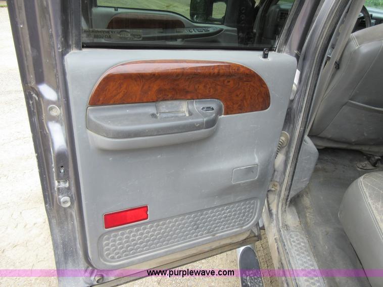 image for item AO9088 2002 Ford F350 Super Duty Lariat Crew Cab pickup truck