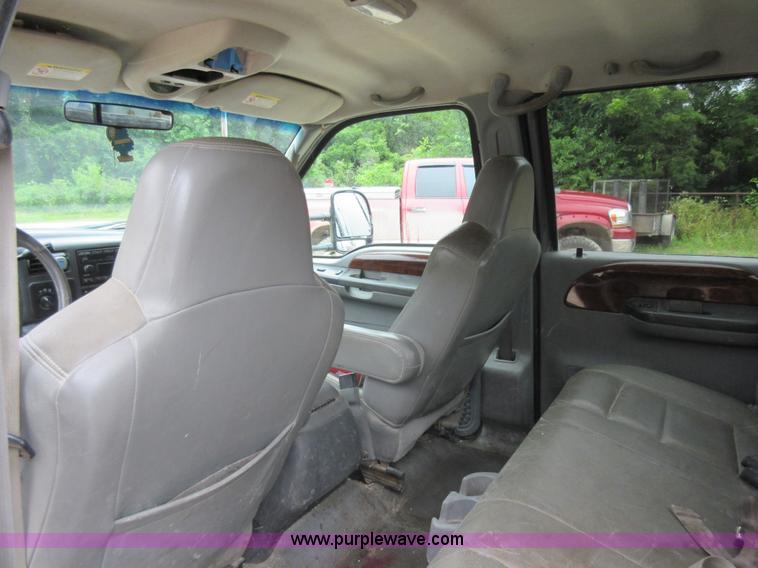 image for item AO9088 2002 Ford F350 Super Duty Lariat Crew Cab pickup truck