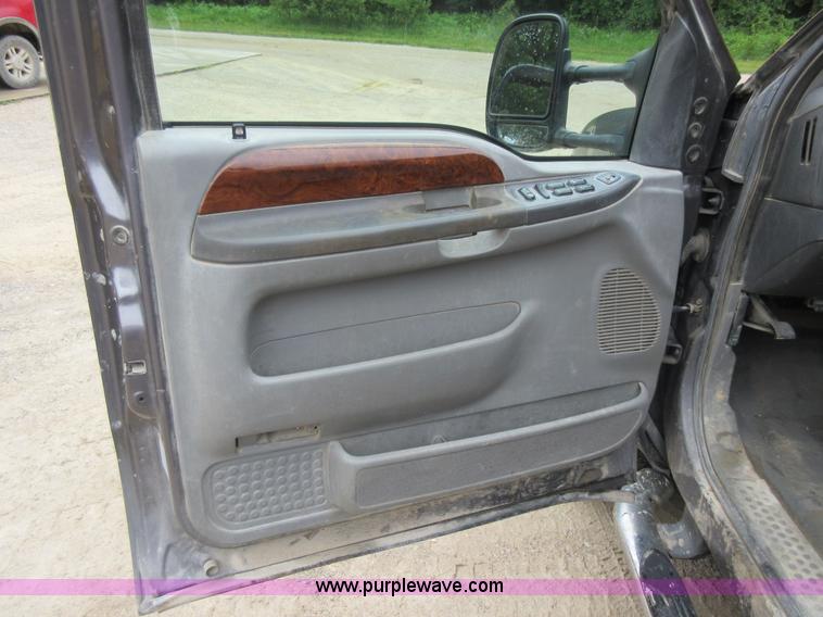 image for item AO9088 2002 Ford F350 Super Duty Lariat Crew Cab pickup truck