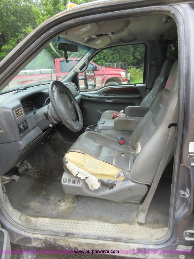 image for item AO9088 2002 Ford F350 Super Duty Lariat Crew Cab pickup truck