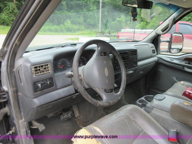 image for item AO9088 2002 Ford F350 Super Duty Lariat Crew Cab pickup truck