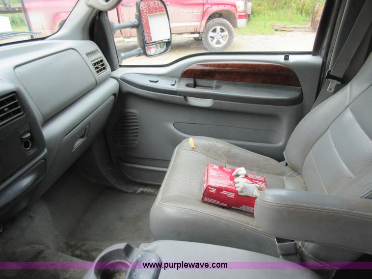 image for item AO9088 2002 Ford F350 Super Duty Lariat Crew Cab pickup truck