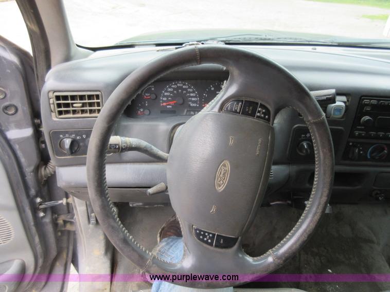 image for item AO9088 2002 Ford F350 Super Duty Lariat Crew Cab pickup truck