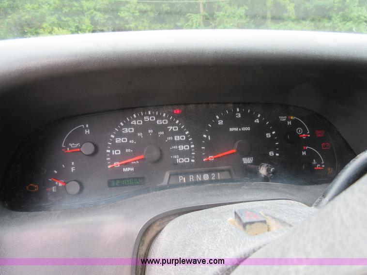 image for item AO9088 2002 Ford F350 Super Duty Lariat Crew Cab pickup truck