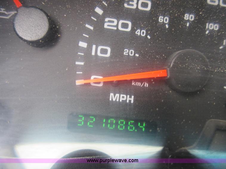 image for item AO9088 2002 Ford F350 Super Duty Lariat Crew Cab pickup truck