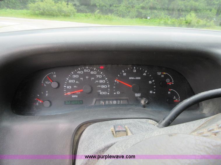 image for item AO9088 2002 Ford F350 Super Duty Lariat Crew Cab pickup truck