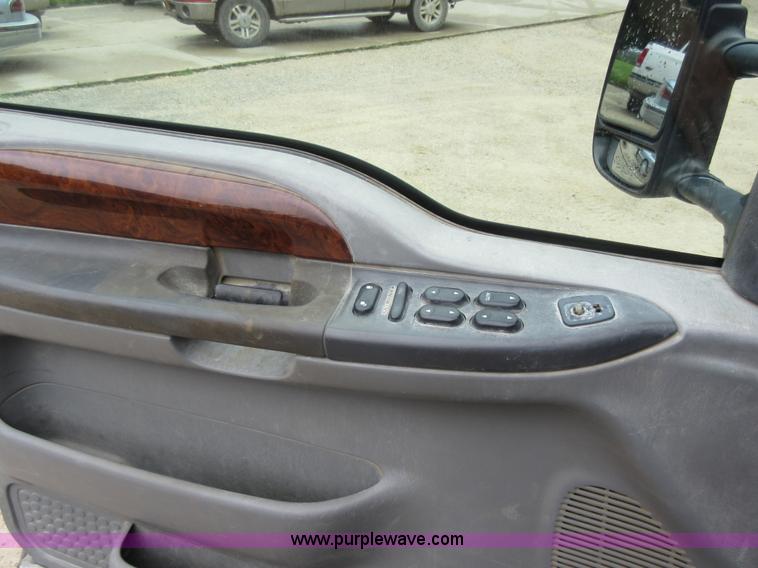 image for item AO9088 2002 Ford F350 Super Duty Lariat Crew Cab pickup truck