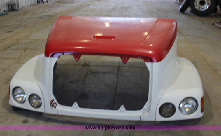 image for item BC9211 2000 Freightliner Century truck hood