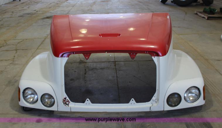 image for item BC9211 2000 Freightliner Century truck hood