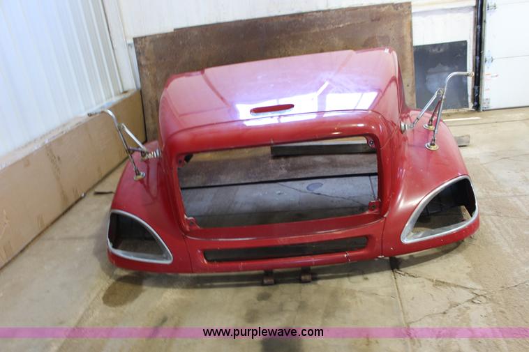 image for item BC9212 2002 Freightliner Columbia truck hood