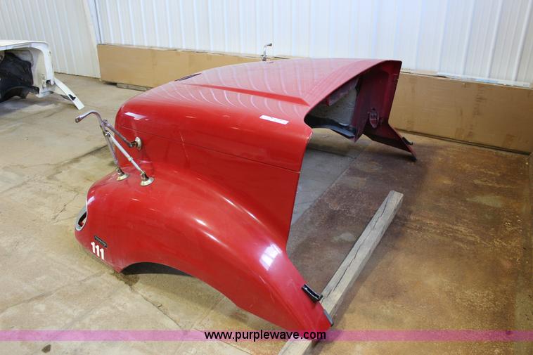 image for item BC9212 2002 Freightliner Columbia truck hood