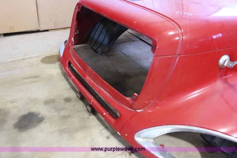 image for item BC9212 2002 Freightliner Columbia truck hood