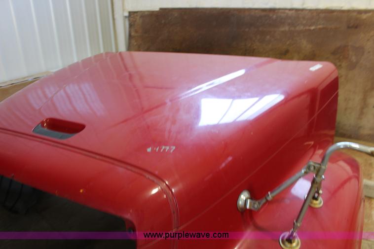 image for item BC9212 2002 Freightliner Columbia truck hood