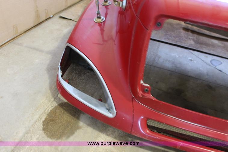 image for item BC9212 2002 Freightliner Columbia truck hood