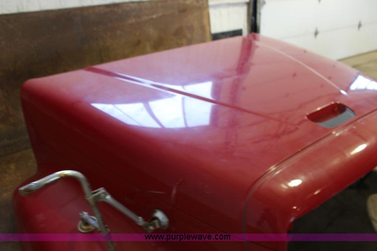 image for item BC9212 2002 Freightliner Columbia truck hood