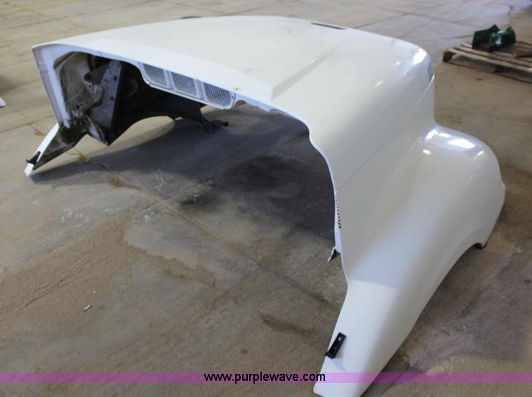 image for item BC9213 2002 Freightliner Columbia truck hood