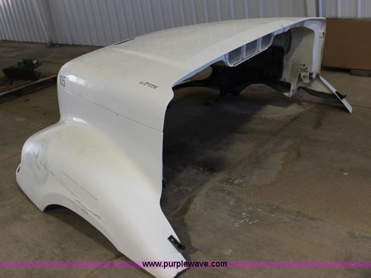 image for item BC9213 2002 Freightliner Columbia truck hood