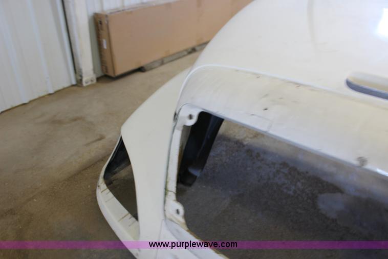 image for item BC9213 2002 Freightliner Columbia truck hood