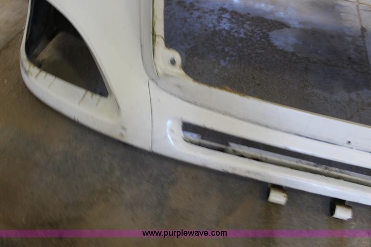 image for item BC9213 2002 Freightliner Columbia truck hood