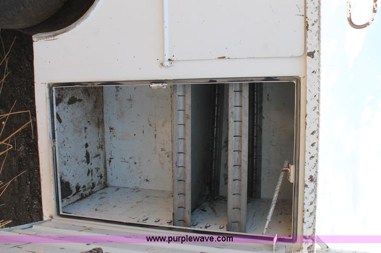 image for item BJ9413 2001 Ford F350 Super Duty utility truck