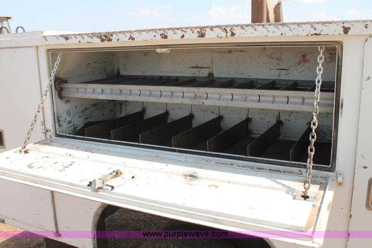 image for item BJ9413 2001 Ford F350 Super Duty utility truck