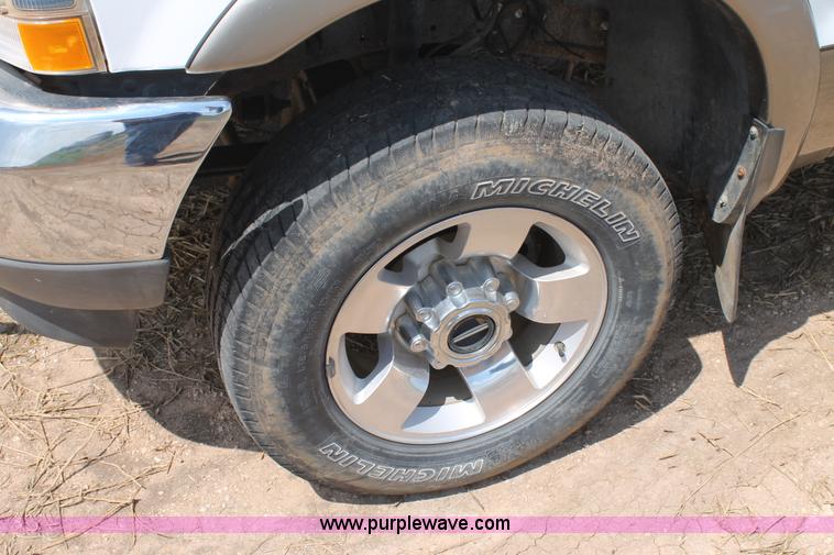 image for item BJ9414 2004 Ford F250 Super Duty Crew Cab pickup truck