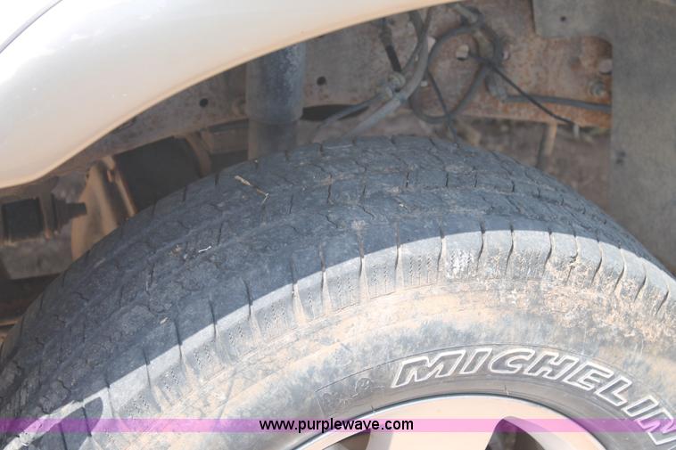 image for item BJ9414 2004 Ford F250 Super Duty Crew Cab pickup truck