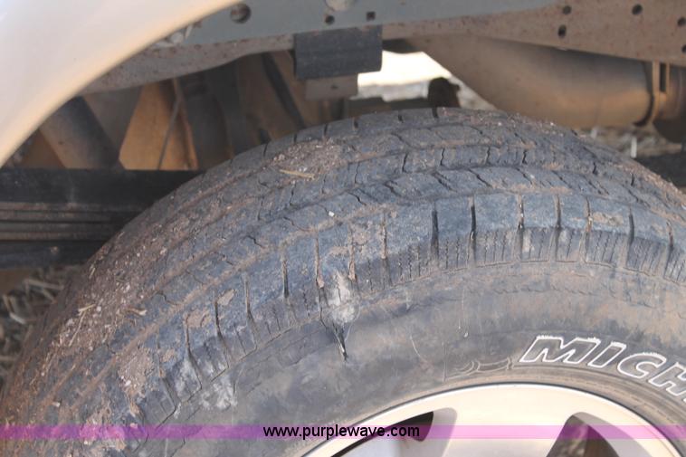 image for item BJ9414 2004 Ford F250 Super Duty Crew Cab pickup truck