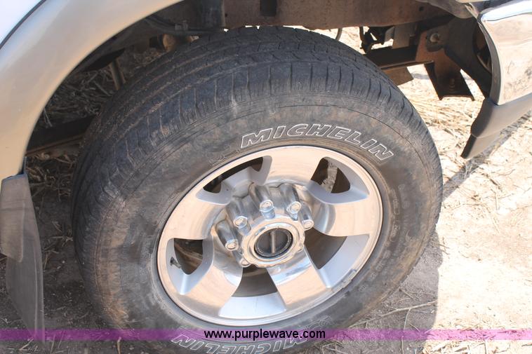 image for item BJ9414 2004 Ford F250 Super Duty Crew Cab pickup truck