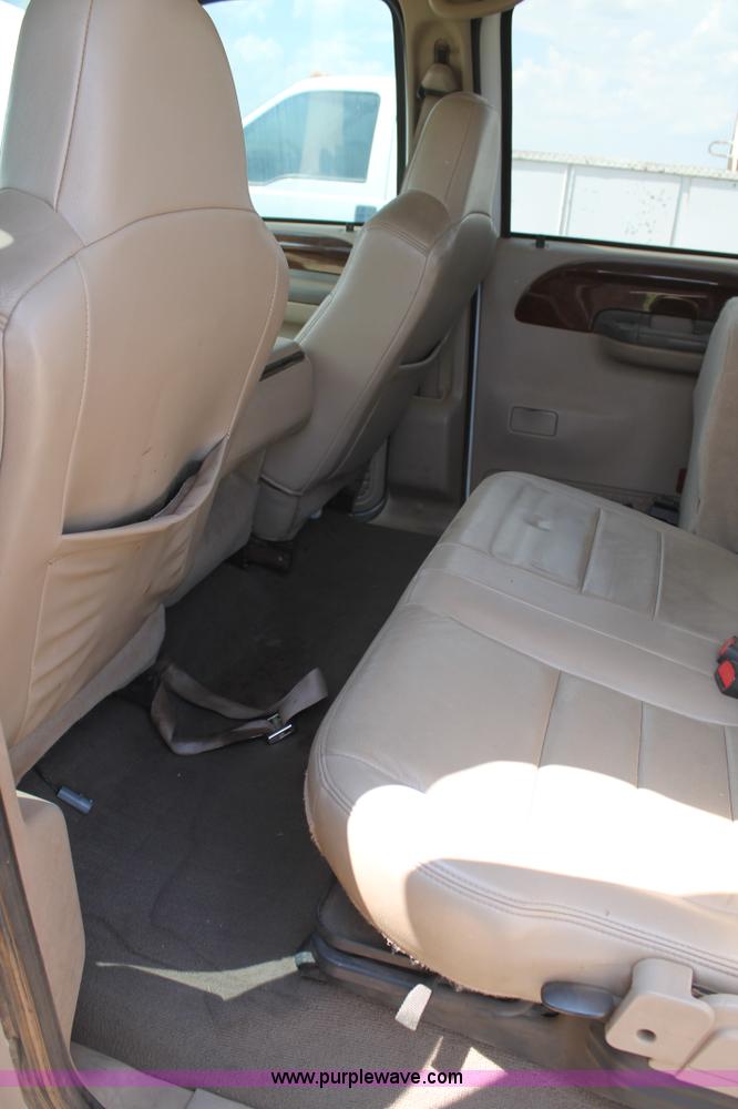 image for item BJ9414 2004 Ford F250 Super Duty Crew Cab pickup truck