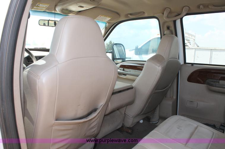 image for item BJ9414 2004 Ford F250 Super Duty Crew Cab pickup truck