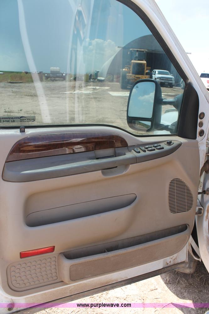 image for item BJ9414 2004 Ford F250 Super Duty Crew Cab pickup truck