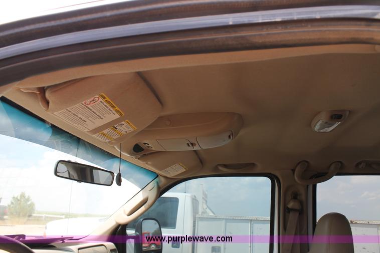 image for item BJ9414 2004 Ford F250 Super Duty Crew Cab pickup truck