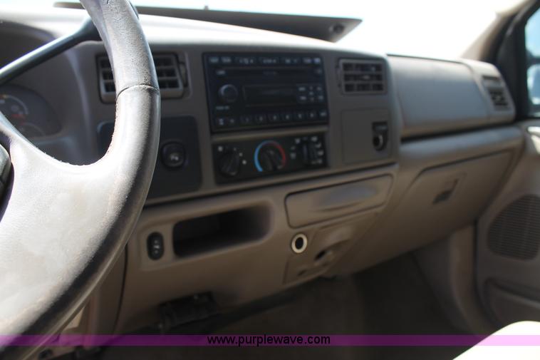 image for item BJ9414 2004 Ford F250 Super Duty Crew Cab pickup truck