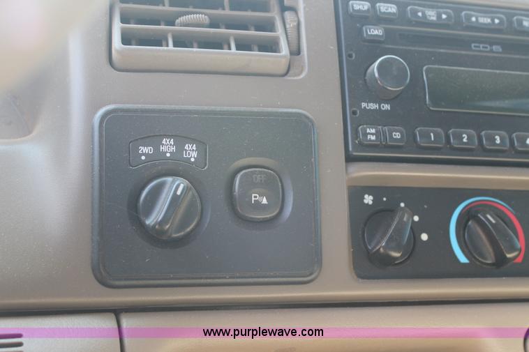 image for item BJ9414 2004 Ford F250 Super Duty Crew Cab pickup truck